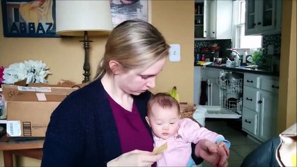 Annesinin Cips Yemesine Kahkahalarla Gülen Bebek