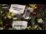 Miles de flores en el lugar donde asesinaron a Boris Nemtsov