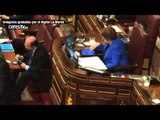 Debate: Mientras Rajoy habla, Celia Villalobos juega al Candy Crush