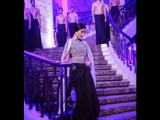 Kareena Kapoor at anamika khanna  show at lfw 2015