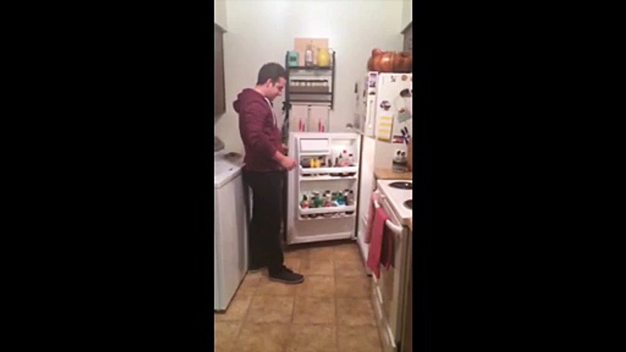 Il apprend qu'il va etre papa en trouvant des bières dans le frigo!