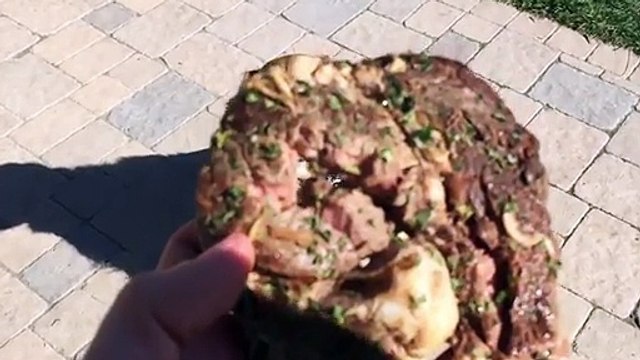 Ce Golden Retriever est vraiment mauvais pour attraper les croquettes!