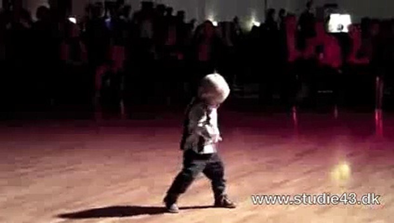 2 year old dancing the jive