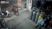 Thief steals a motorbike in just 10 seconds in Vietnam