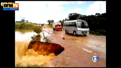 Un bus sombre dans une rivière au Brésil