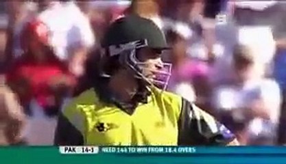 Imran Nazir thrashes Indias Sreesanth