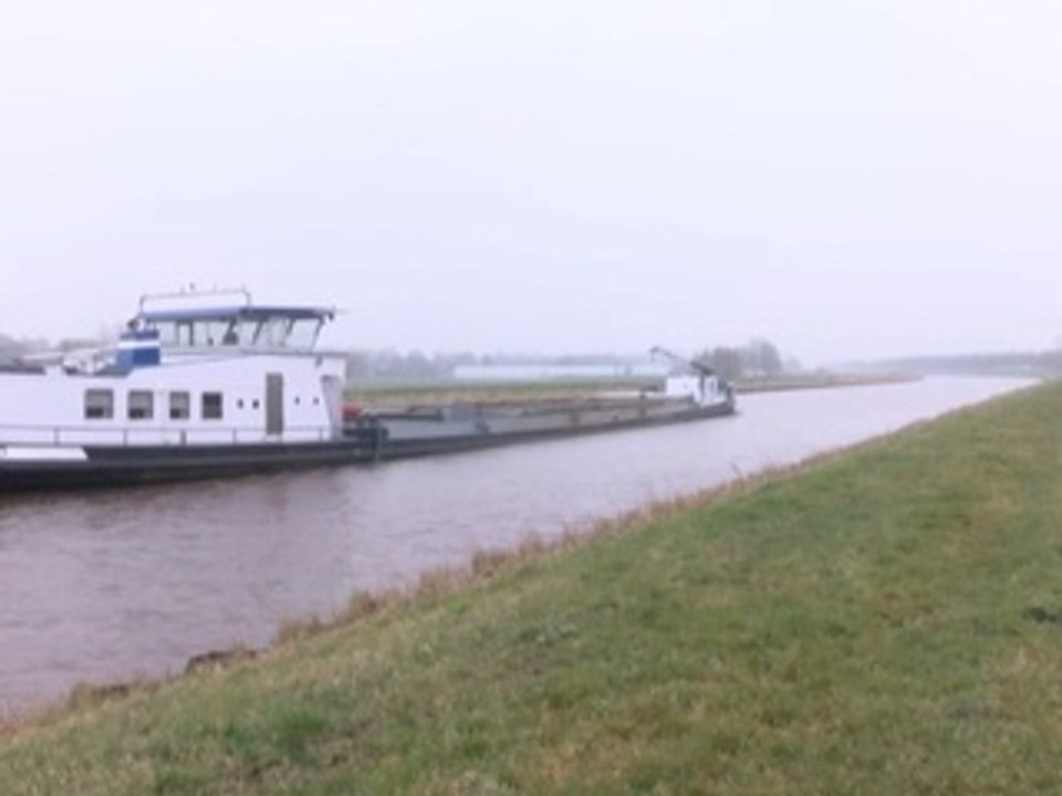 Politie zoekt naar vermiste vrouw in het Winschoterdiep - RTV Noord