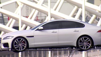 Le numéro de funambule de la nouvelle Jaguar XF au-dessus de la Tamise