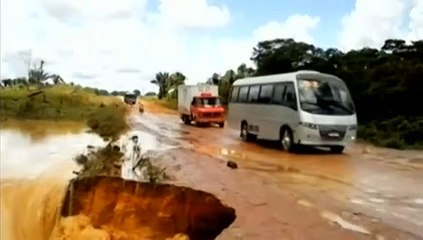 Brésil : un bus tombe dans un cratère et est emporté par une rivière