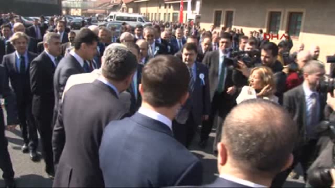 Bakan Eroğlu, Önce Ağaç Dikti Sonra Ateşin Üzerinden Atladı