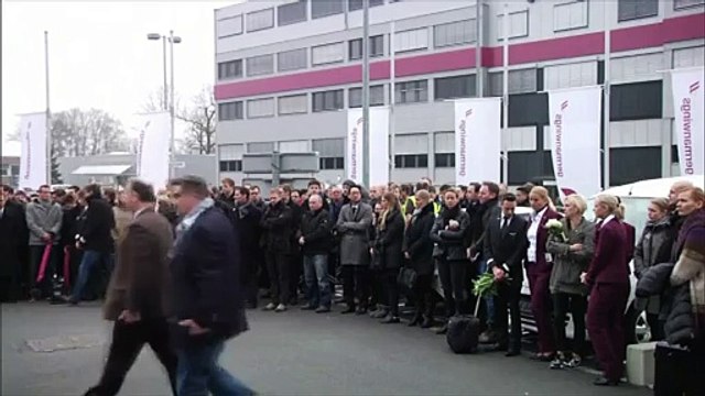 La minute de silence des employés de Germanwings au siège de la compagnie à Cologne Try Our New Player