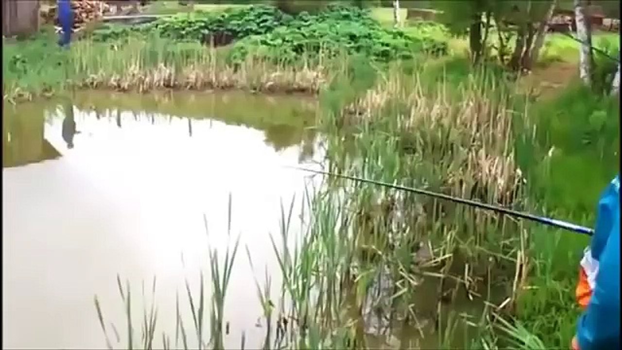 Un pêcheur russe pêchait tranquillement et puis ...