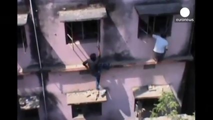 Des élèves trichent à l’examen en Inde
