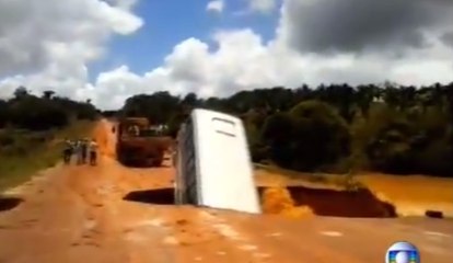 Au Brésil, un bus disparait dans un énorme trou