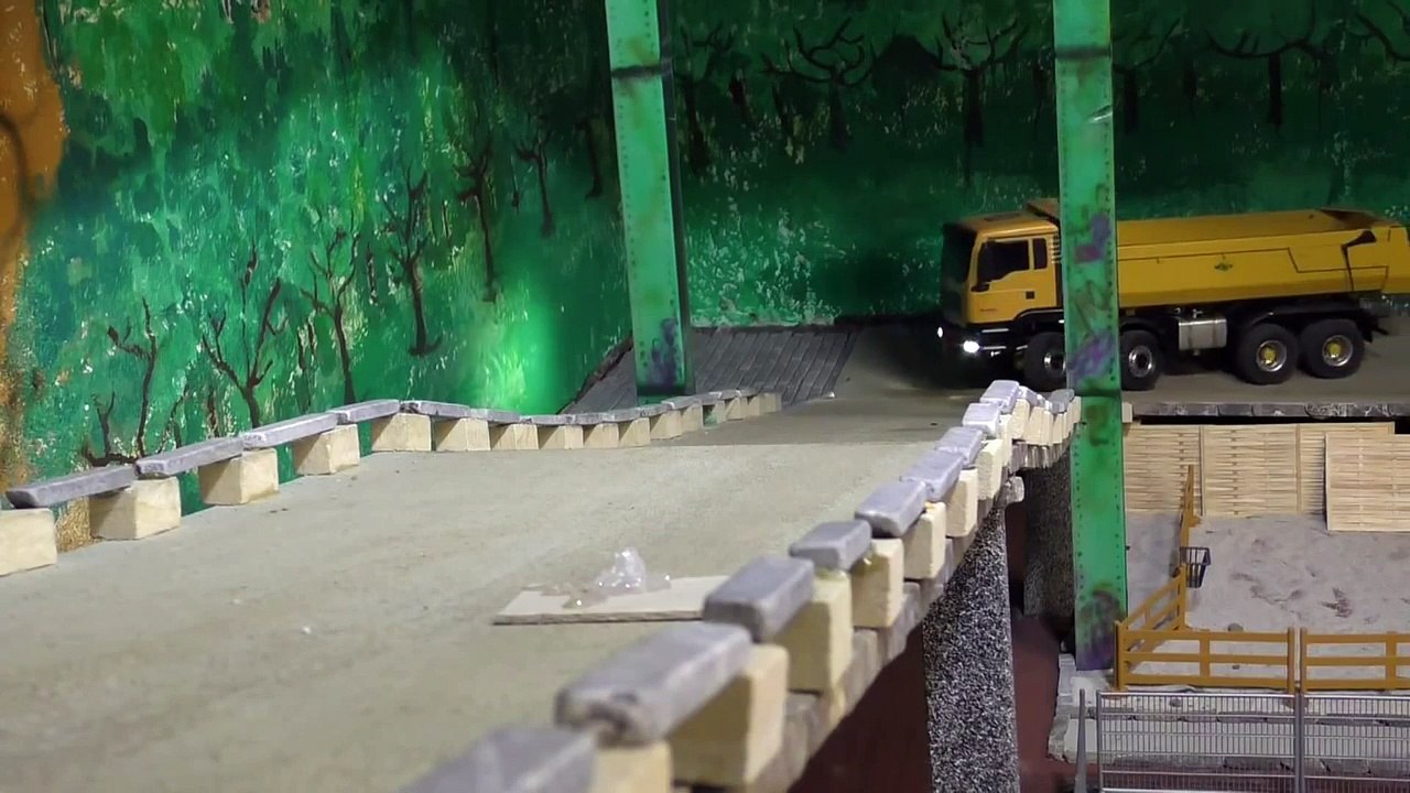 RC CONSTRUCTION SITE, OH NO THIS GREEN TRUCK STUCK IN THE ERTH