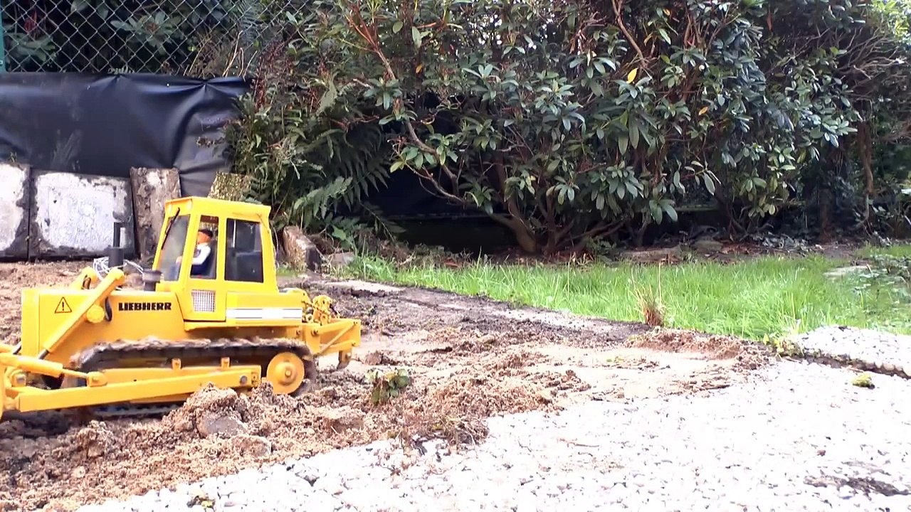 RC CONSTRUCTION SITE, RC BULLDOZER LIEBHERR 741 AT WORK