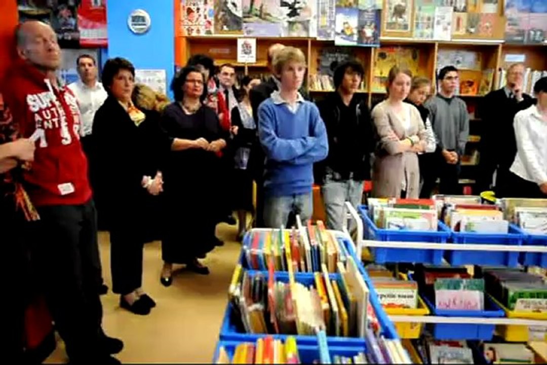 Interventions de Luc Châtel et du proviseur du lycée français de Toronto lors de la visite du ministre de l'Éduction nationale dans l'établissement.