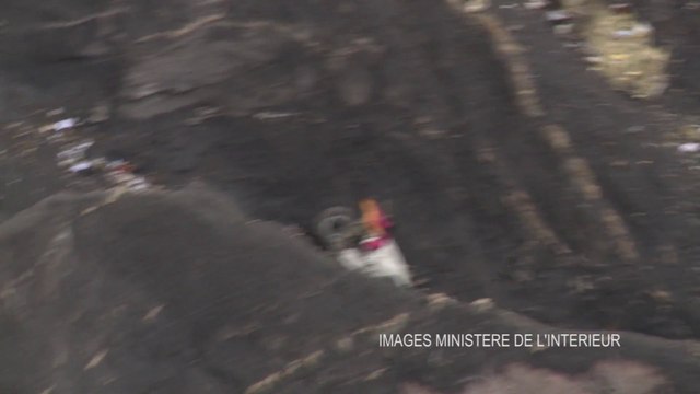 Survol de la zone du crash du vol 4U9525 de la compagnie Germanwings