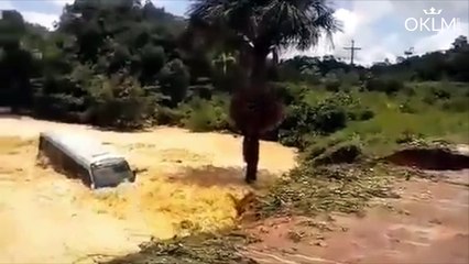 Un bus englouti par un cratère sur la route