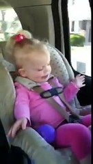 Müzik Dinlerken Kendini Kaybeden Sevimli Bebek