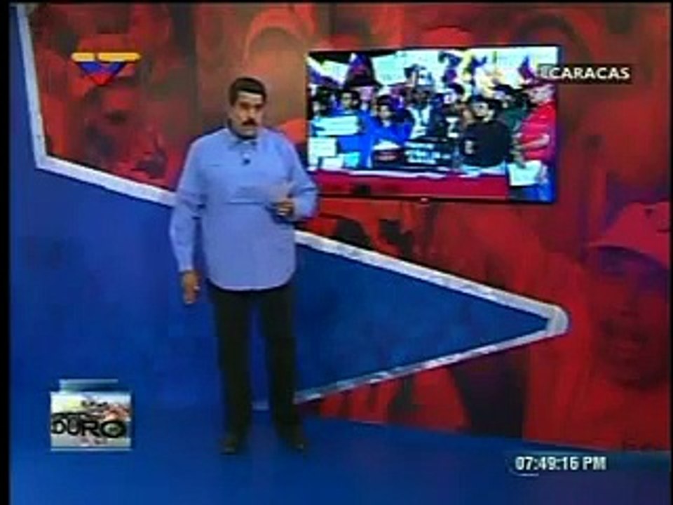 Nicolás Maduro saluda al actor Danny Glover leyendo su mensaje en inglés
