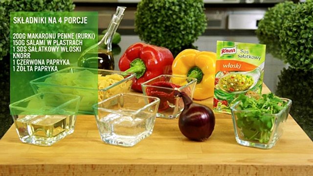 Przepis - Kolorowa sałatka makaronowa z salami i papryką