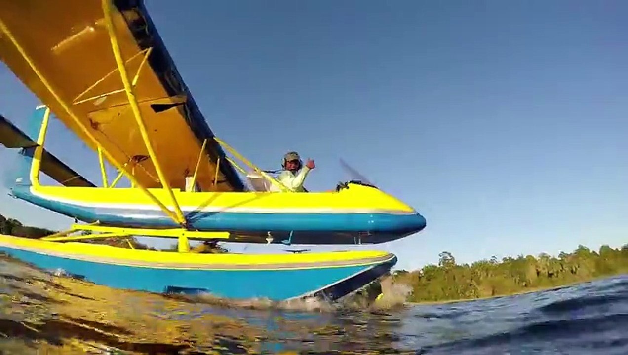 Faire du ski nautique (sans skis) tiré par un avion ! Mais oui bien sur ... mais il l'a fait !