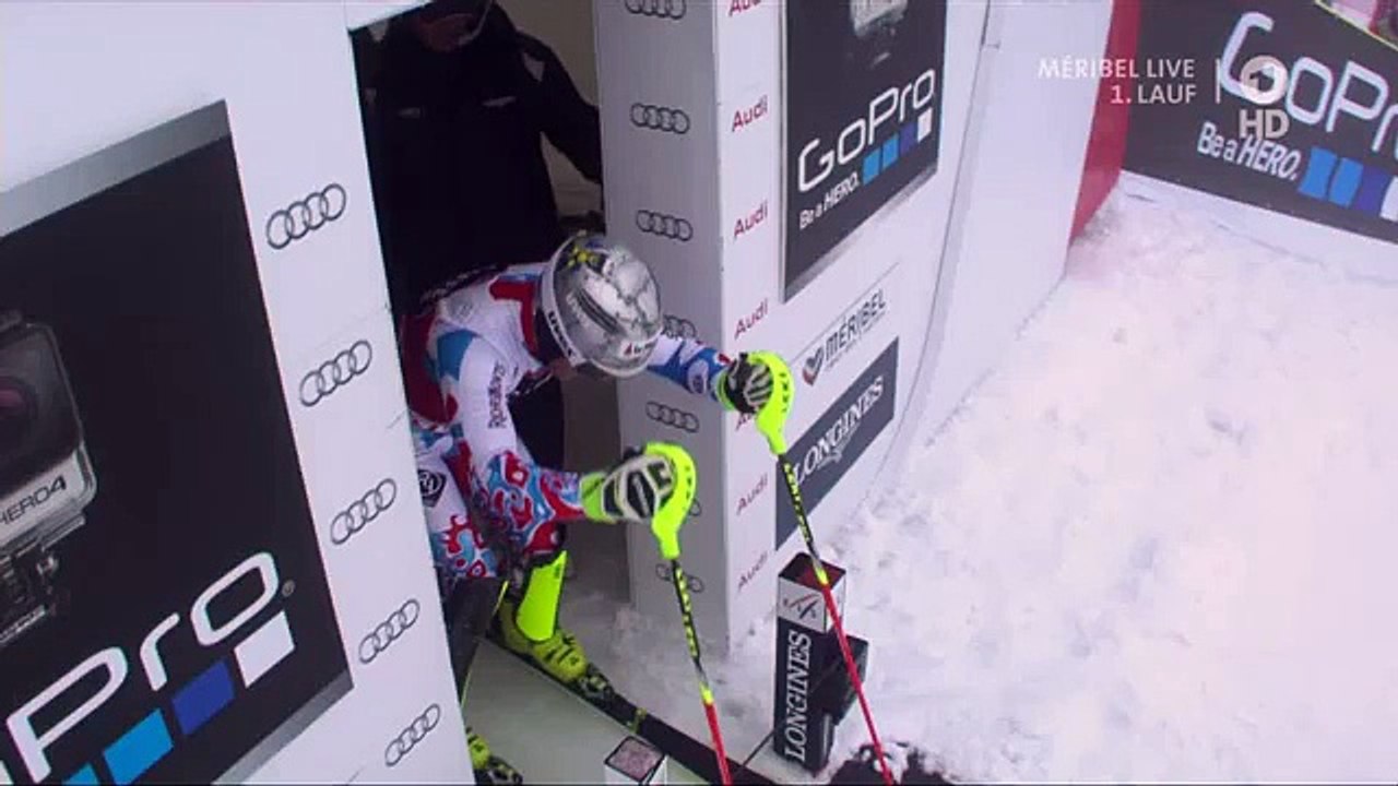 Ce champion du monde de ski rate complètement son départ. Sa chute est amusante regardez !