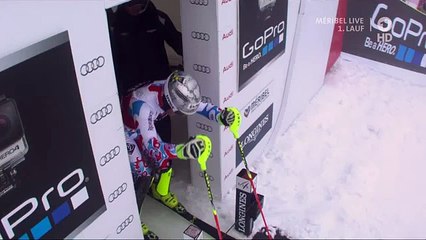 Ce champion du monde de ski rate complètement son départ. Sa chute est amusante regardez !
