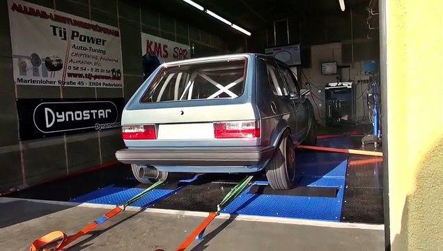 Duel entre une Golf MK1 et une Yamaha R1, le résultat n'est pas celui que vous croyez !