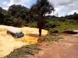 Un bus brésilien englouti par un trou