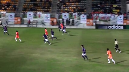 لاعب يحرز أغرب هدف في مرماه بالخطأ