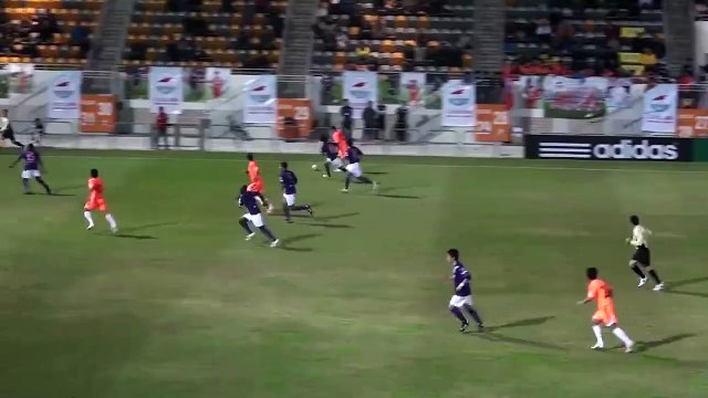 لاعب يحرز أغرب هدف في مرماه بالخطأ