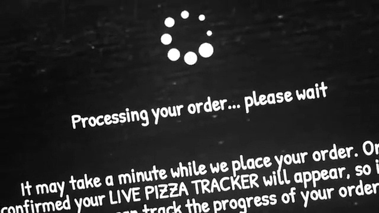 Un livreur de pizza aide à faire un mix