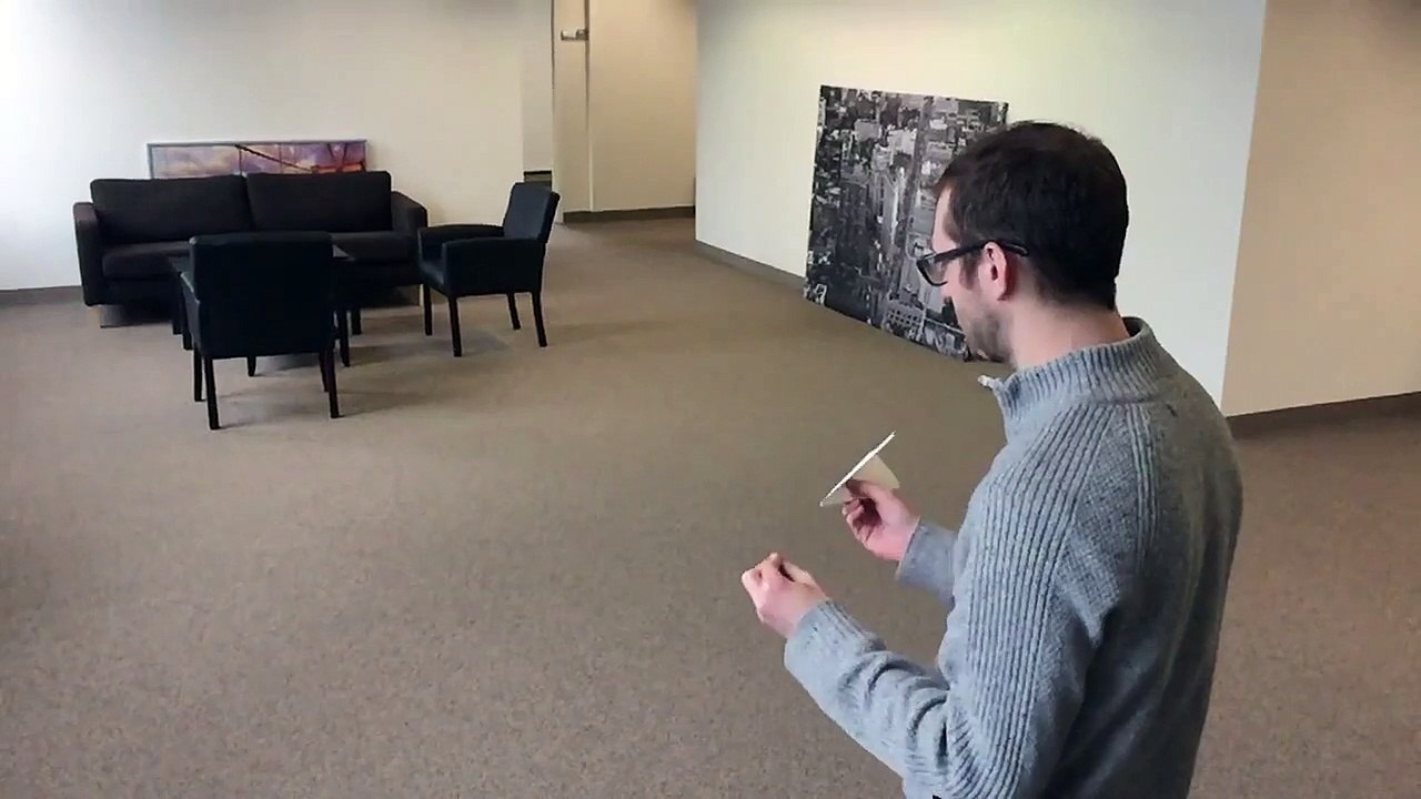 Content du lancer de son avion en papier