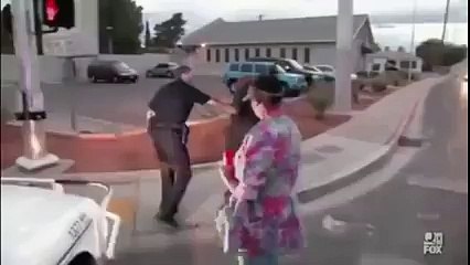 Il tente de le Taser mais ça ne lui Fait Strictement Rien