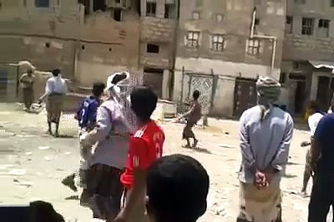 فقط في اليمن هدم عماره برميها بالاحجار !!!