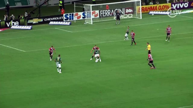 Perdeu a cabeça! Toloi agride Dudu sem bola durante Choque-Rei