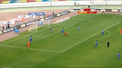 China: Dos jugadores pelean por patear penal, el ganador lo falla