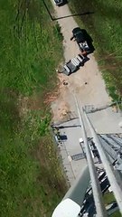 Livraison de pizza en haut d'une tour relais téléphone