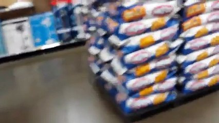 Des enfants  chantent l'hymne national la tête dans des ventilateurs au super marché