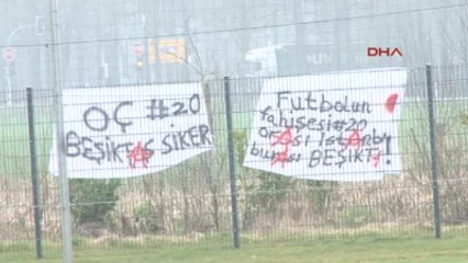 Milli Takım Kampında Emre Belözoğlu'na Küfürlü Pankart