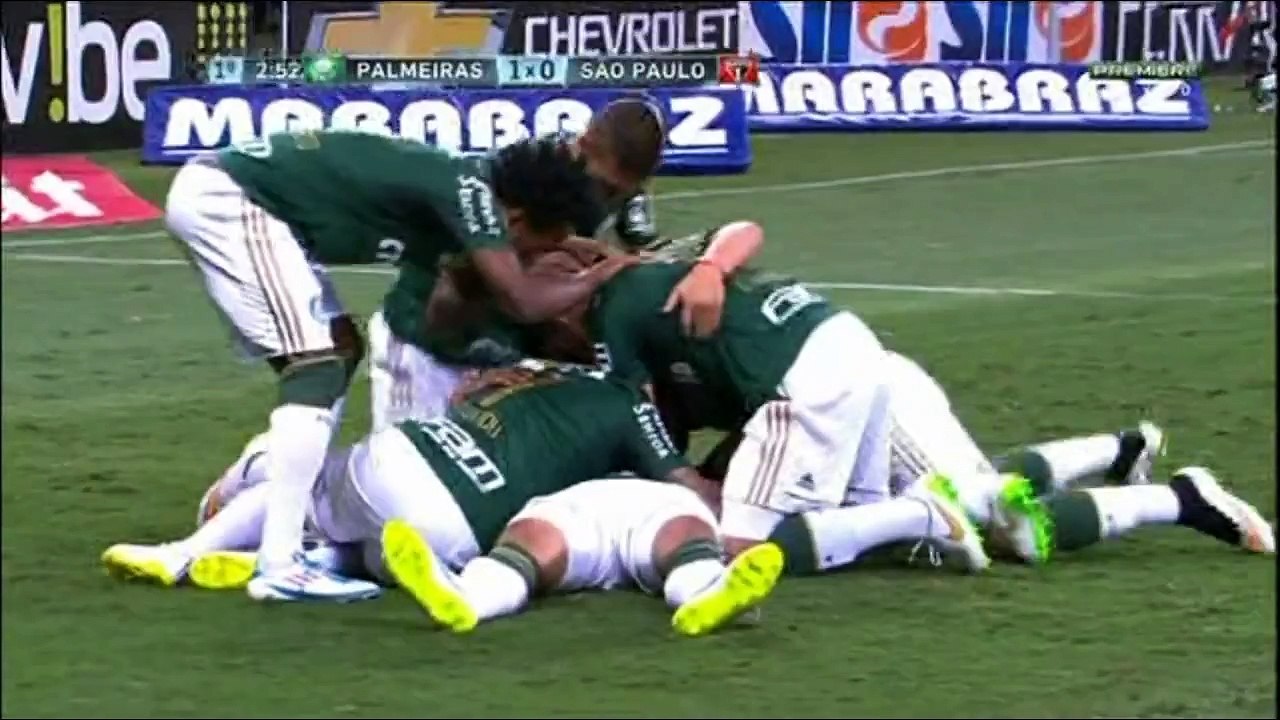 Football - Le tir de l'aigle de Robinho !