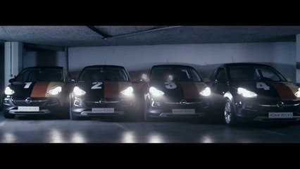 Quand l'Opel Adam Rocks s'apprête à disputer un match de football