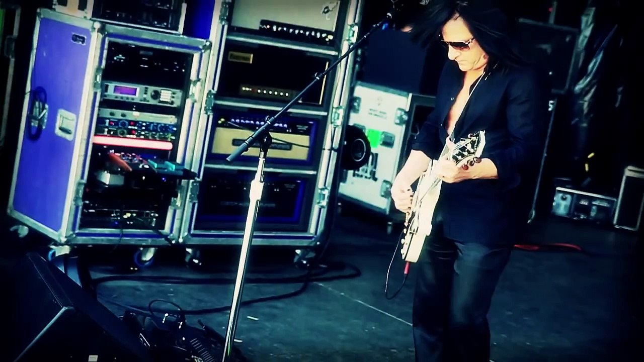 Backline_mit_Steve_Stevens_guitar_magazin_1_15
