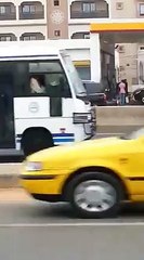 insolite: MACKY SALL en panne de pneu