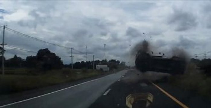 Dikkatli Sürücü Üzerine Takla Atarak Gelen Arabadan Son Anda Kurtuldu