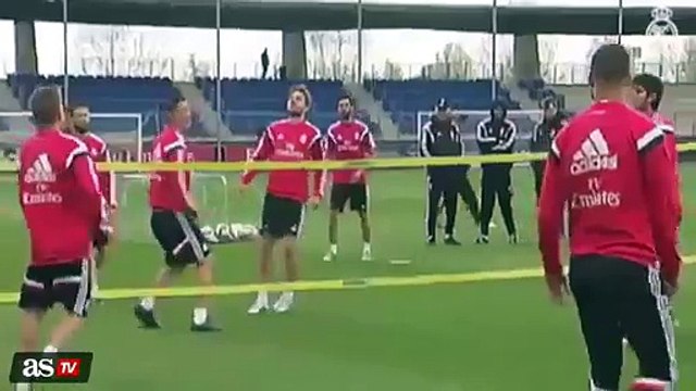 Les retournés acrobatiques de James Rodriguez à l'entraînement du Real Madrid