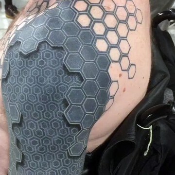 Tatouage effet 3D sur l'épaule