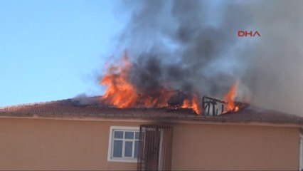 Şanlıurfa'da Okulun Çatısı Yandı, Öğrenciler Tahliye Edildi